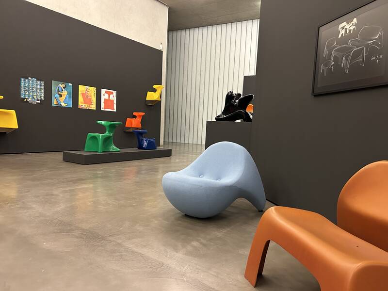 Luigi Colani_Ausstellungsansicht: Sitzgelegenheiten