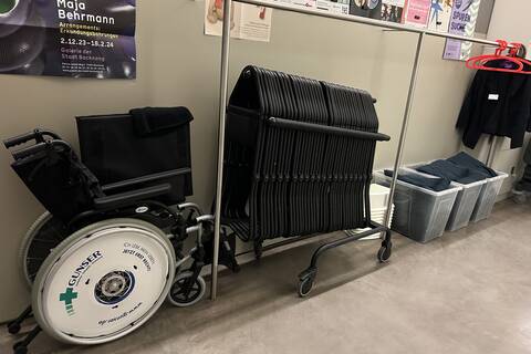 Rollstuhl und Hocker