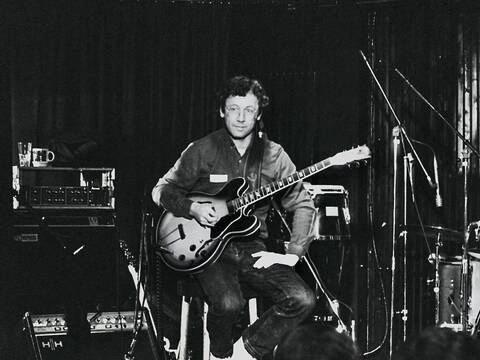 Volker Kriegel auf der Bühne mit Gitarre